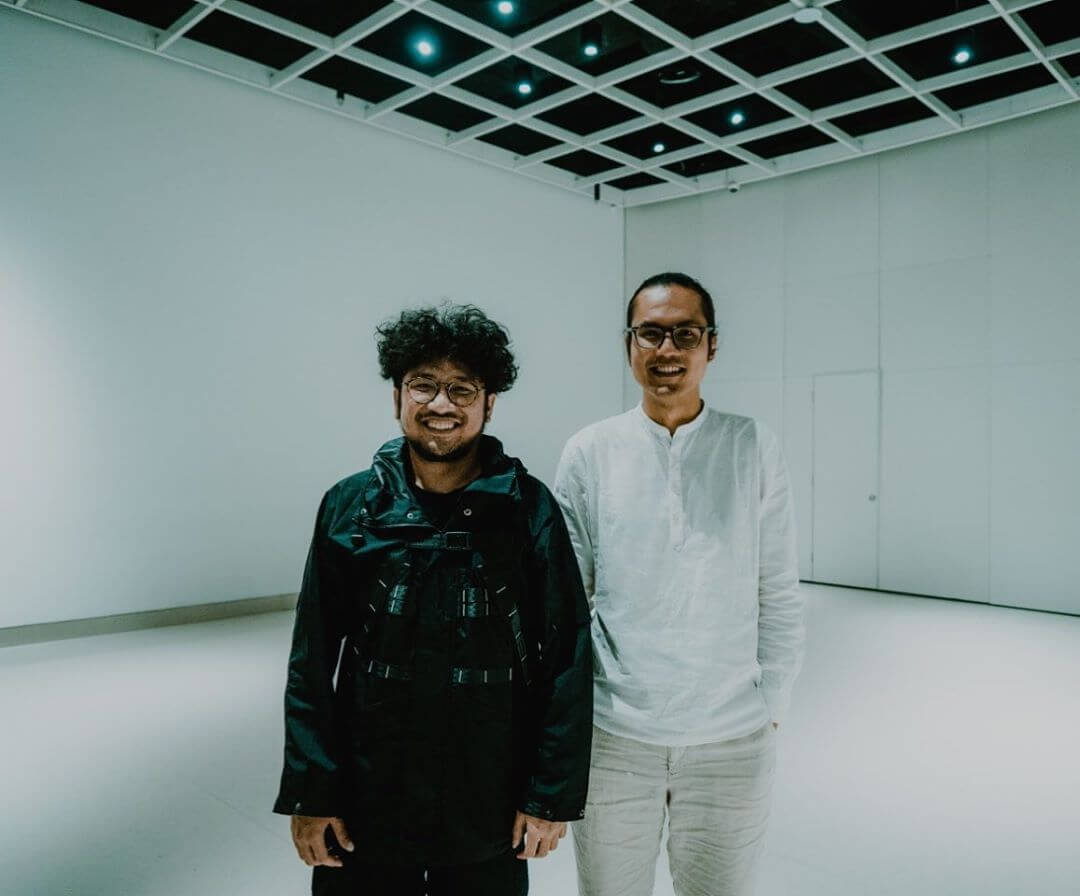 Potret kedekatan Kunto Aji dan Adjie Santosoputro setelah menyelesaikan syuting video klip Pilu Membiru Experience.